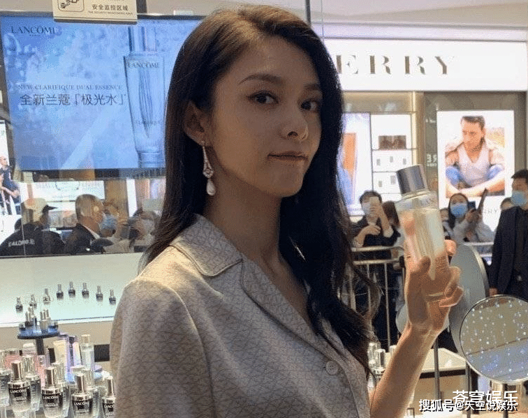 必一运动：
傅菁现身运动生图流出 路人镜头下气质好绝 小说女霸总有脸了！(图3)