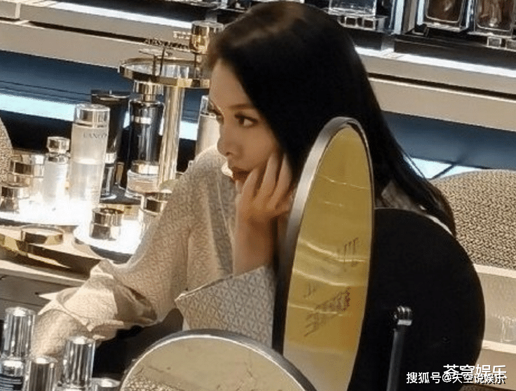 必一运动：
傅菁现身运动生图流出 路人镜头下气质好绝 小说女霸总有脸了！(图9)